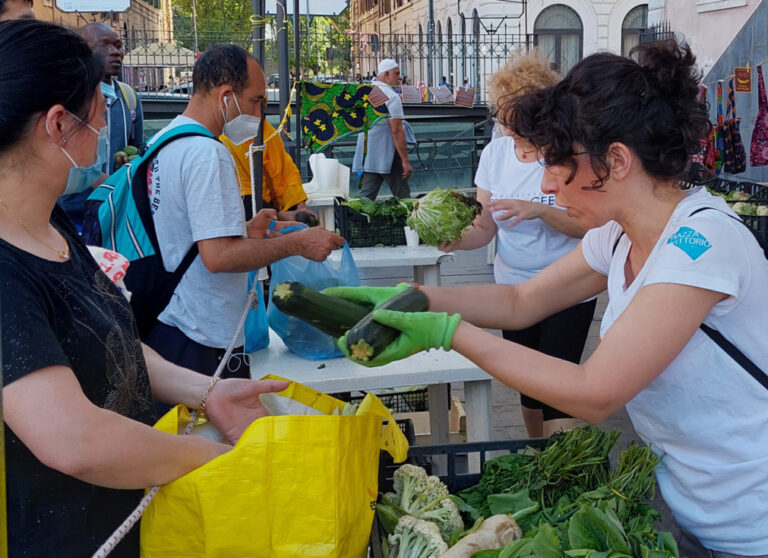 En Roma, Refoodgees recupera comida para quienes la necesitan