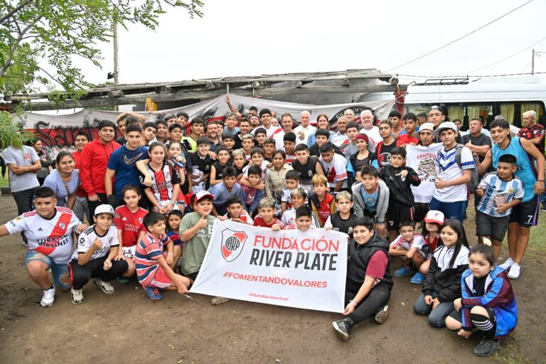 La Fundación River Plate llevó donaciones a una escuela de fútbol de Santiago del Estero