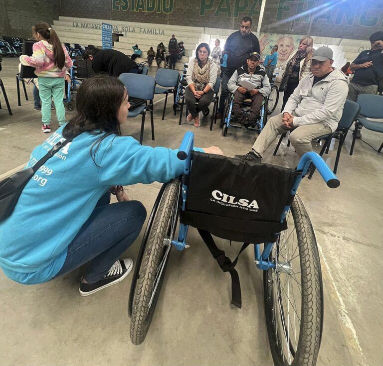 Entregan sillas de ruedas a personas con discapacidad de barrios vulnerables