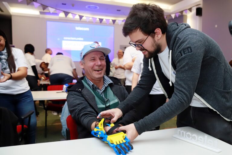 Junto a Gino Tubaro, voluntarios ayudaron a crear prótesis en 3D