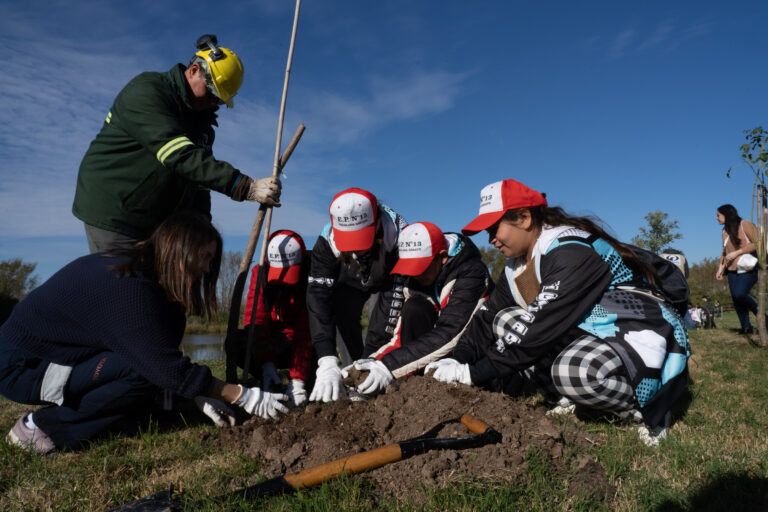 Alumnos de escuelas de Zárate celebraron el Día del Medio Ambiente plantando árboles