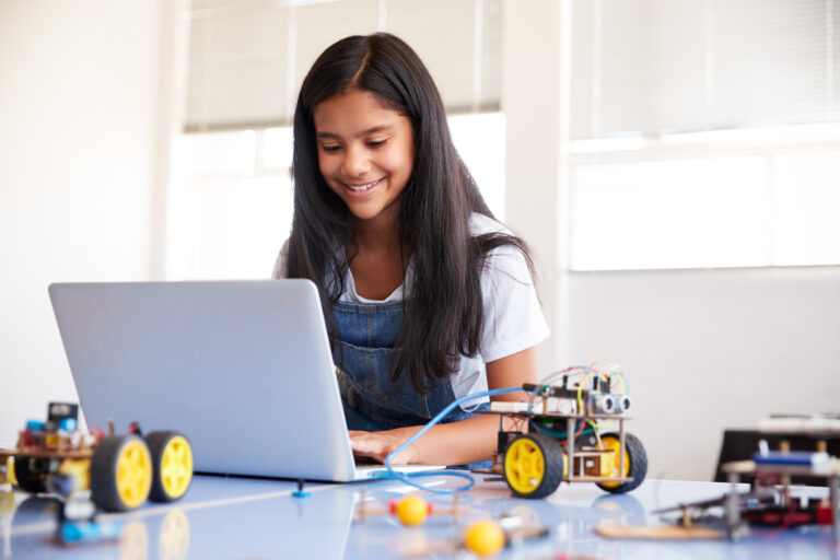 Tecnología y diversión en casa: Agenda de actividades en el mes de las infancias