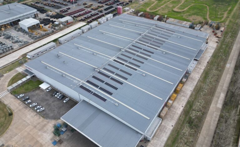 Anuncian la instalación de 400 paneles solares sobre una planta de producción