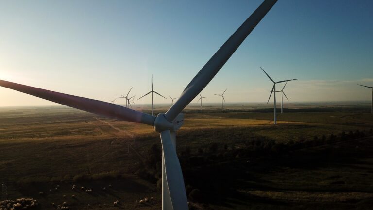 Acuerdan la provisión de energía renovable para la refinería de Campana