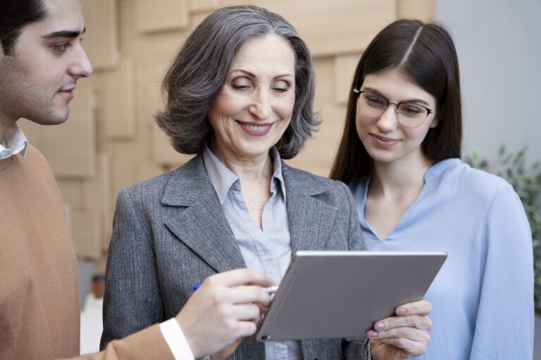 Ofrecen cursos gratuitos para aprender IA destinados a los +50