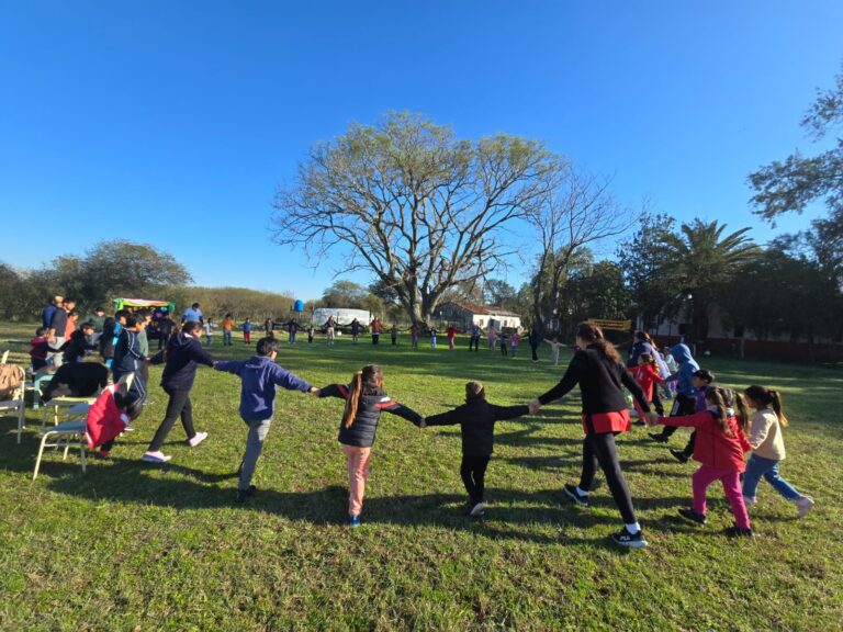 Apadrinan escuelas rurales en 7 provincias y alcanzan a más de 650 estudiantes
