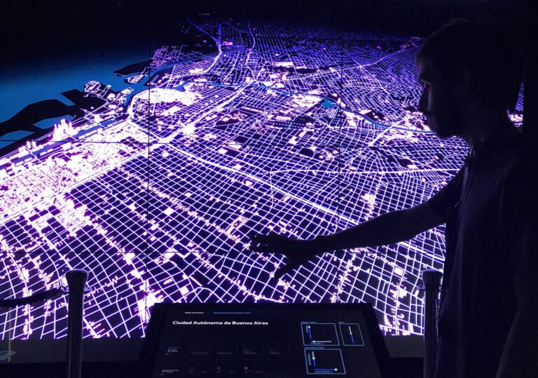 La tecnología por dentro: visitas educativas y talleres de IA en CABA