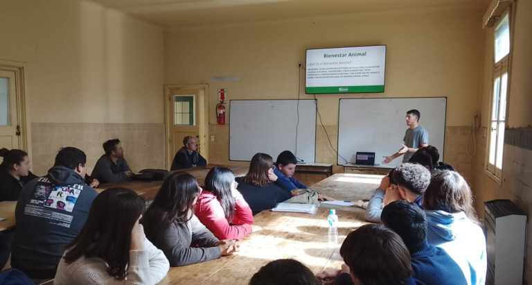 Capacitan a jóvenes sobre Bienestar animal y reducción de la huella de carbono