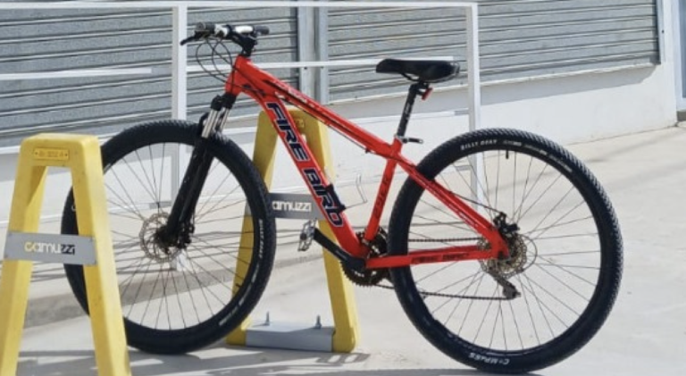 Caños en desuso convertidos en bicicleteros: economía circular aplicada al espacio público