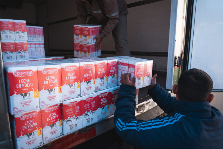 Donan 50 mil litros de leche a hospitales y centros comunitarios