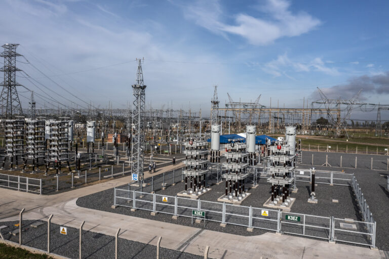 Amplían una planta eléctrica en Ezeiza para mejorar el suministro para 600 mil hogares