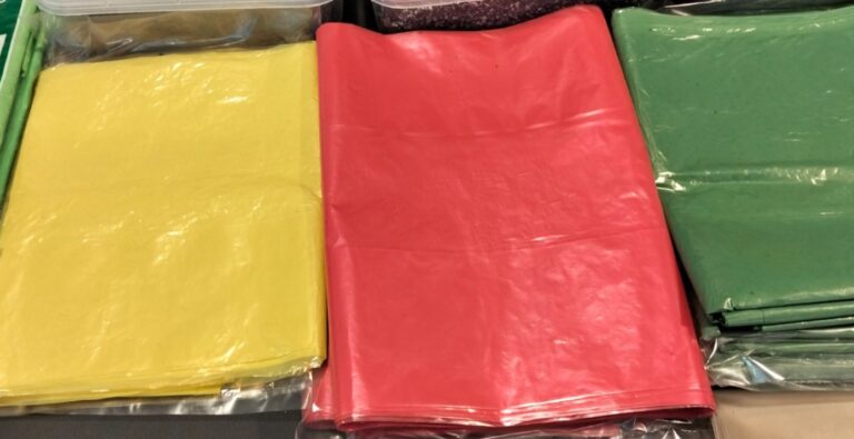Una cooperativa fabrica bolsas de residuos hechas con plástico reciclado