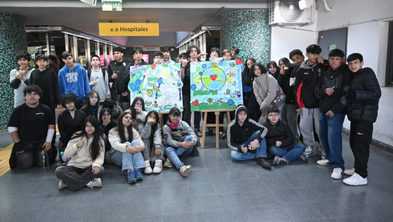 Estudiantes diseñaron campañas de bien público que hoy se exhiben en el Subte