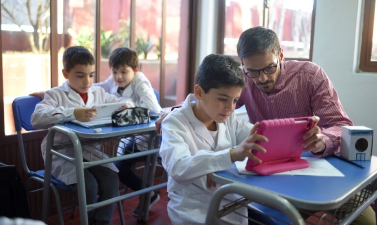 Enseñar en tiempos de IA: presentan nuevos talleres para docentes