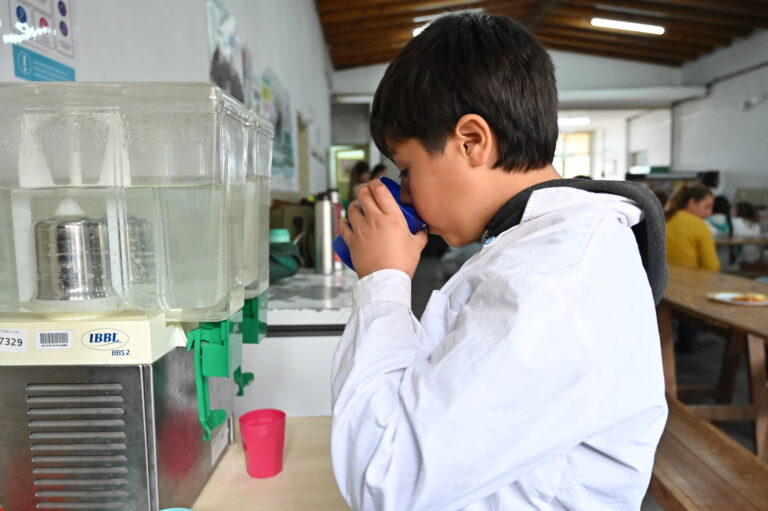 Una alianza que lleva agua segura a 40 escuelas rurales